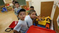 En imagen de archivo, primer d�a del curso 2008-2009 en el CEIP Vicente Casabella de Ourol, que cerr� en el 2015