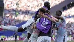 Jugadores de B�lgica celebran el paso a cuartos de final en el Mundial