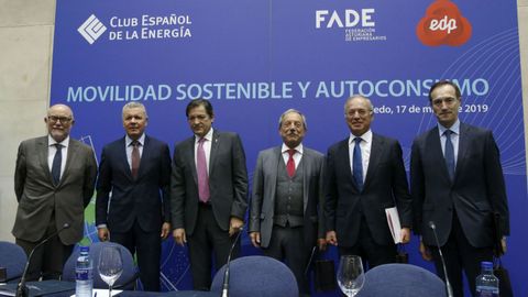 De izquierda a derecha: El director general del Club Espa�ol de la Energ�a, Arcadio Guti�rrez; el presidente de FADE, Belarmino Feito; el presidente del Principado, Javier Fern�ndez; el alcalde de Oviedo, Wenceslao L�pez; el presidente del Club Espa�ol de la energ�a, Miguel Anto�anza; y el presidente EDP Espa�a, Manuel Men�ndez.