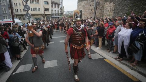 Desfile de las asociaciones junto a la Ronda da Muralla