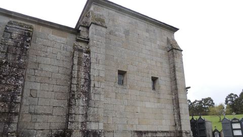 Exterior, con los contrafuertes, de la iglesia de Guimarei, en Friol