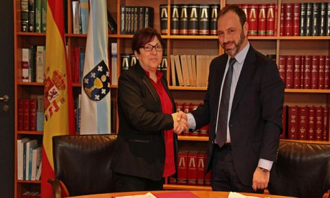 Lourdes Vilach�n y Santiago Ferreiro, tras la firma protocolaria.