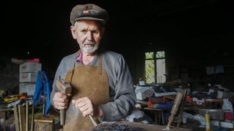 Che Tembra, converte o refugallo en extraordinarias obras de arte na sa fragua de Taragoa