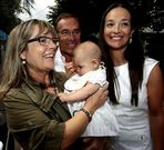 Concha Blanco sostiene a su nieta Ana L�pez junto al abuelo, Manuel Canosa, y la madre, Mar�a.