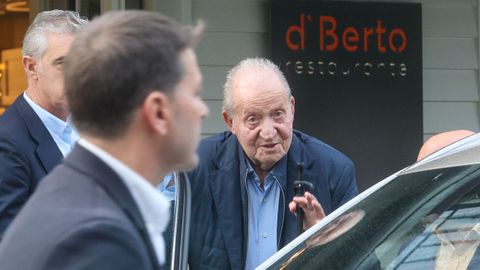 El Rey Emérito sale del restaurante D'Berto en O Grove