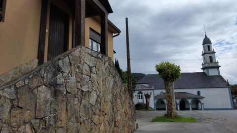 La casa rural se encuentra a pocos metros de la iglesia de San Romn, justo del otro lado del atrio, a una distancia similar a otras viviendas en las que nadie se queja del volumen del reloj