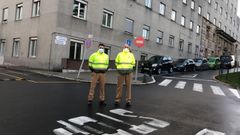 Jacobo y Alberto, vigilantes de seguridad del Hospital Teresa Herrera de A Corua