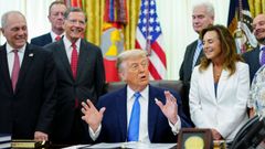 Donald Trump, en el despacho oval, durante la firma de la ley que dota de fondos al Servicio de Inmigraci�n y a la Patrulla Fronteriza