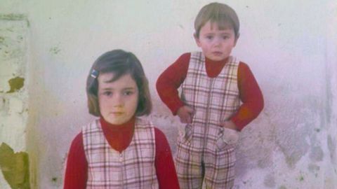 Luisa S�nchez de ni�a, junto a su hermano Paco
