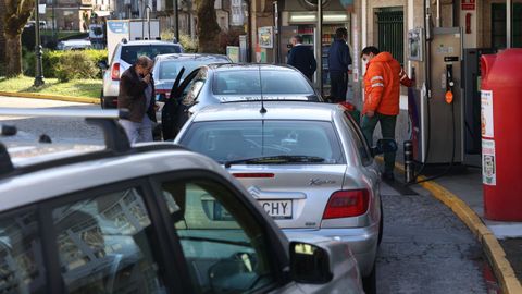 Coches esperando para repostar en una gasolinera de Repsol