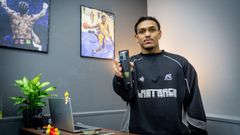 Mateo Noguera, el peluquero por el que pasan todos los jugadores del Pontevedra CF