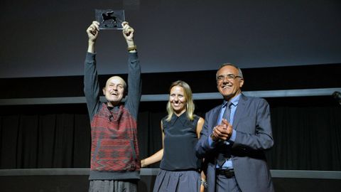 El realizador estadounidense Jonathan Demme, junto al director de la Mostra, Alberto Barbera y la directora de Global Luxuri Brands, Laura Dioni, recibe el premio Persol al Talento Visionario durante la 72 edicin del Festival de Cine de Venecia.