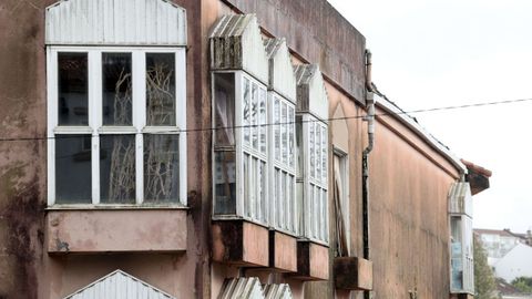 La Casa da Xuventude no tiene actividad, su deterioro es evidente y su futuro sigue vigente en la pol�tica local