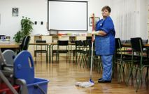 Para Mari Carmen Muleiro resulta muy importante trabajar en el colegio de A Uceira porque le hace sentirse �til y eso la ayuda. 