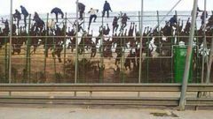 Imagen de archivo de varios inmigrantes saltando la valla de Melilla