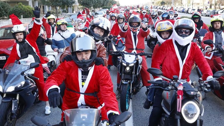 Papanoelada motera por las calles de Vigo