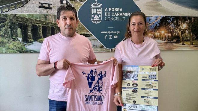 Miembros de la comisi�n y la concejala de Cultura de A Pobra, Patricia Lojo, presentaron la programaci�n de las fiestas de Santa Cruz de Les�n