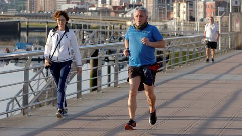 Un corredor recorre el paseo de la r�a de Avil�s 