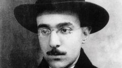 El poeta, en 1914. Fernando Pessoa (Lisboa, M�rtires, 1888-Santa Catarina, 1935) asegur� en una carta al cr�tico y escritor Adolfo Casais Monteiro que fue en 1914 -a�o en que se data esta fotograf�a que retrata al poeta- cuando cre� sus principales heter�nimos, los de Alberto Caeiro, Ricardo Reis y �lvaro Campos.