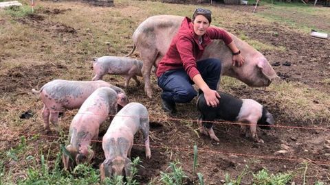 Laura S�nchez (Casa da R�a). Oza dos R�os. Esta ganadera incluy� el porco celta en su granja el a�o pasado. Tiene una produccion mixta: madres, lechones, cebos.