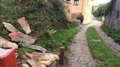 Parte de los mojones retirados que hab�an sido colocados por el due�o de la casa en terreno de su propiedad junto al camino