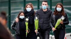 Unos j�venes llevan flores al memorial por el profesor v�ctima de un yihadista en Par�s