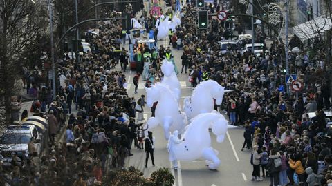 Tras dos aos a medio gas por la pandemia, los Reyes Magos vuelven a recorrer las calles gallegas. En la imagen, la cabalgata de Santiago