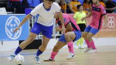 Izan, con el bal�n en el duelo ante el Sibuscascoche Ribeira, anot� el sexto gol naranja en Bertamir�ns