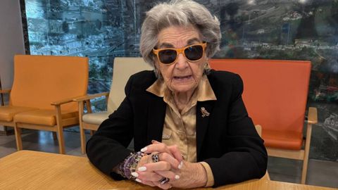 Lola Palacios, con el relato manuscrito que presento? al certamen.