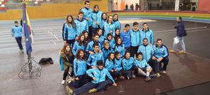 Los equipos masculino y femenino de la Gimn�stica, tras la prueba.