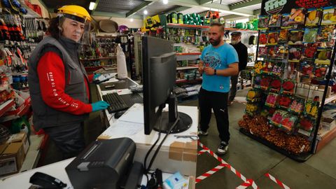Agricentro da Costa, en Viveiro, solo puede vender estos das artculos de primera necesidad