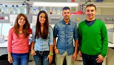 �ngel Garc�a Alonso (derecha) dirige a los investigadores en prote�mica de plaquetas de la USC.