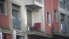 Okupas del edificio de Abesadas han aprovechado uno de los balcones para colocar un sill�n y una maceta. Desde all�, pueden ver la calle Xos� Ram�n Fern�ndez Barreiro.