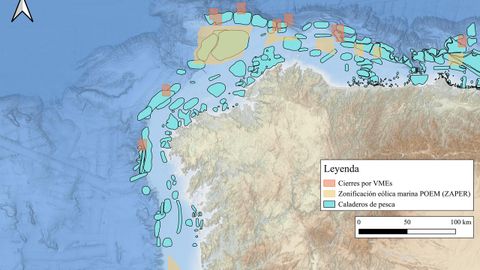 Representacin del solapamiento entre caladeros de pesca (marcados en azul, fuente: IEO), las zonas potenciales establecidas para la elica marina por el POEM (marcadas en amarillo, fuente: Miteco) y las zonas establecidas por la Comisin Europea para cerrar la pesca en contacto con el fondo, artes fijas de anzuelo y de red y arrastre (marcadas en naranja, fuente: DG-MARE)