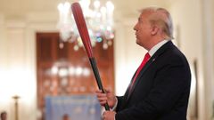 Donald Trump empuando un bate de bisbol, el pasado 2 de julio en la Casa Blanca