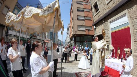 Procesión de Corpus saliendo de la iglesia de Santa Baia de Boiro, alfombras florales