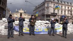 Militares ucranianos celebran un concierto cerca del Teatro de pera y Ballet de Odessa