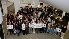 Carmen Arias, directora de la Fundaci�n Barri�, junto a los participantes del VIII TDAG (Torneo de Debate Acad�mico de Galicia).