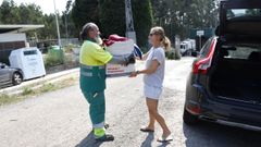 Una usuaria depositando este martes residuos voluminosos en el punto limpio de Viveiro dentro del horario establecido