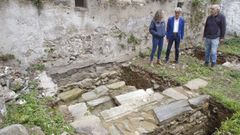 Restos aparecidos en las catas realizadas en el solar 22-24 de la calle Castro, en Ferrol Vello, y que visitaron representantes auton�micos.
