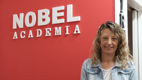 Noelia Iglesias, fil�loga, dirige la academia Nobel, en Nar�n