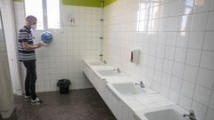 Uno de los cuartos de ba�o del mayor colegio del municipio ribeirense, O Grupo