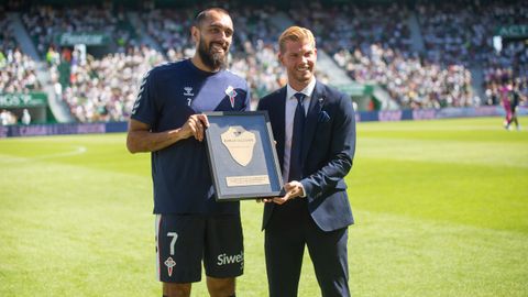 El jugador del Celta Borja Iglesias, homenajeado por el Elche.