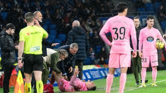 Manu Fern�ndez, doli�ndose y siendo atendido por el doctor Cota tras la entrada que cost� la roja a Caleta-Car.