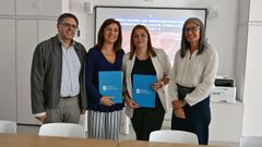 La conselleira V�zquez y la alcaldesa Sotelo, en el centro de la imagen, tras firmar un convenio.