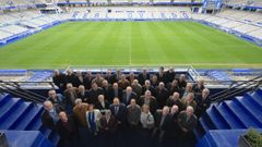 El Consejo del Real Oviedo posa con los abonados galardonados 