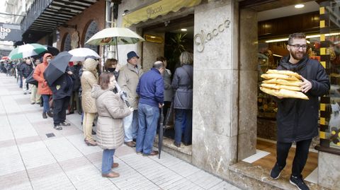 Las colas para comprar un rosc�n en la cabalgata Glac� de A Coru�a ya son tradici�n