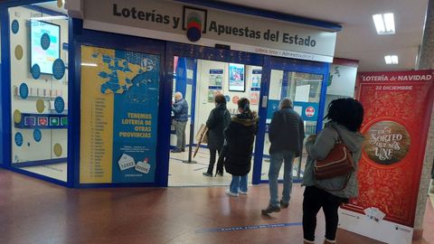 Cola para comprar lotera en la ciudad de Ourense