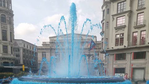Fuente de Oviedo teida de azul