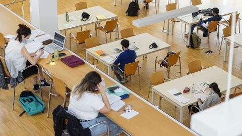 Estudiantes en una biblioteca en Ourense.